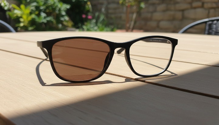 photochromic spectacles lenses changing from clear to dark under sunlight