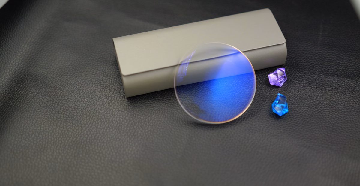 1.61 photochromic high index lens sample with blue reflection and full card cover