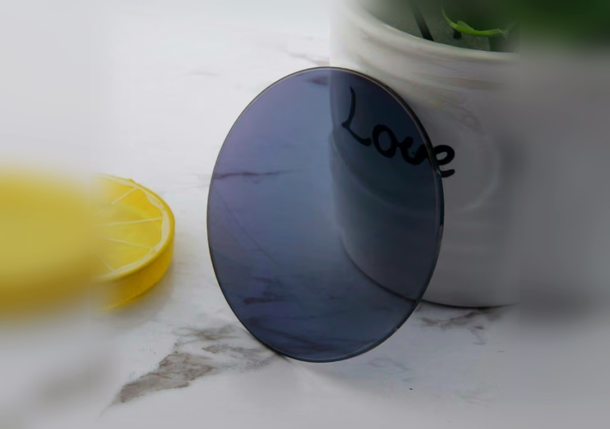 1.61 photochromic high index lens sample with blue reflection and full card cover