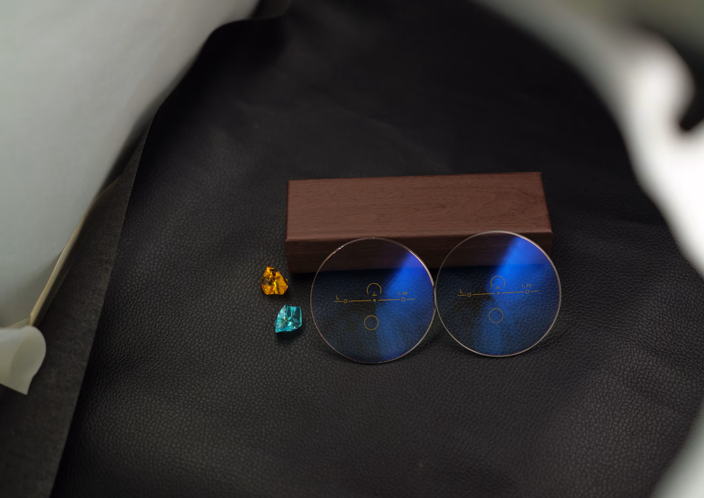 Photochromic progressive lens pair with gray transition sample